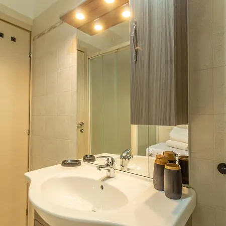 Apartment 2 Steps Away From With Private Parking *